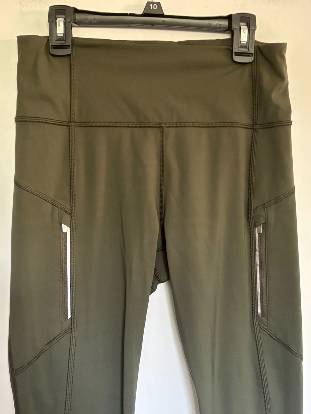 Athleta Rainer Tight in Green - EUC